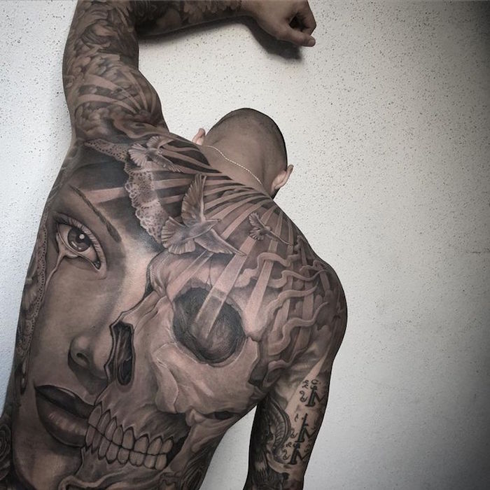photo grand tatouage dos entier homme realiste visage tete de mort