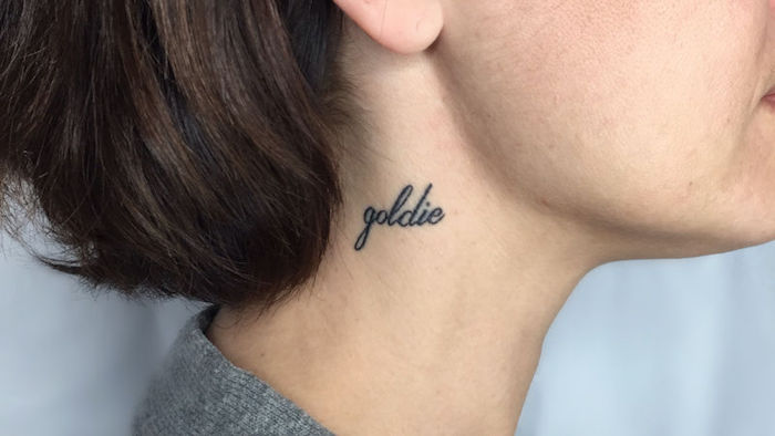 tatouage du cou femme tattoo ecriture dans la nuque mot tatoué coté gorge