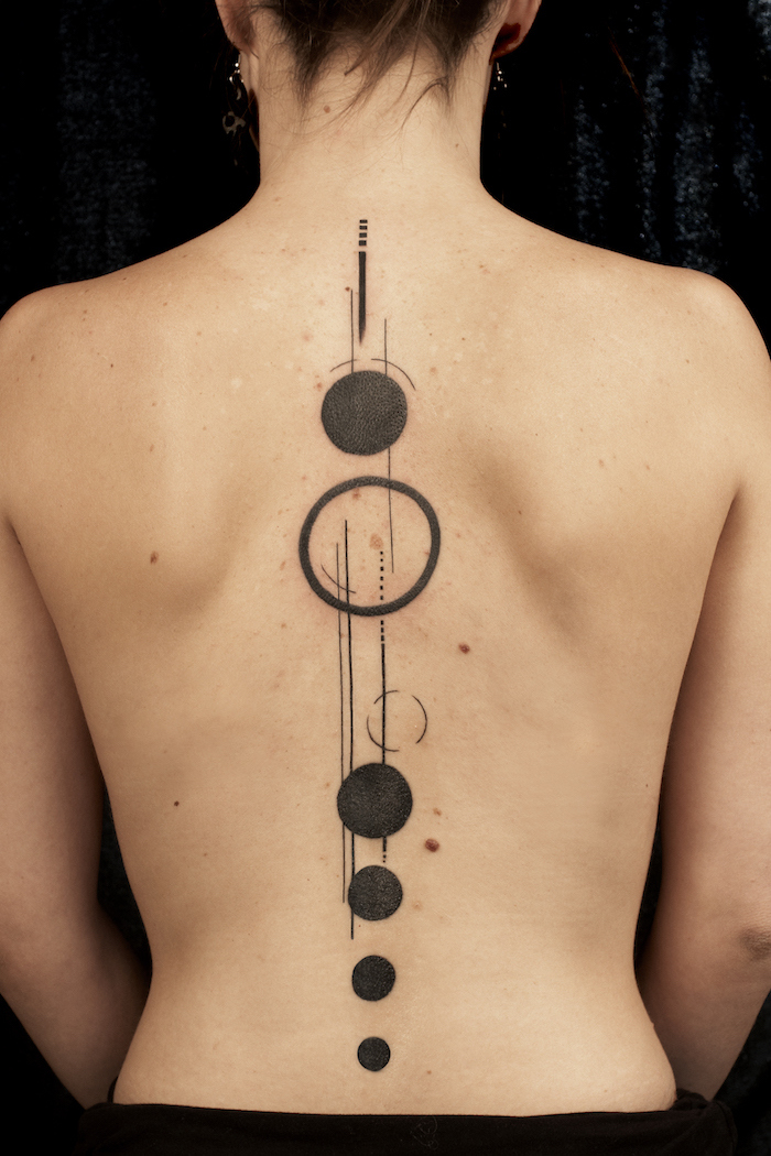 tatouage dos femme constellation rond planete tattoo abstrait