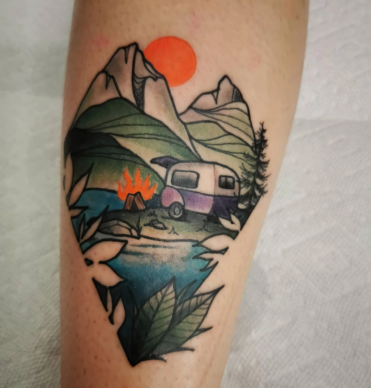 tatouage en couleur en forme de coeur soleil feu camping nature