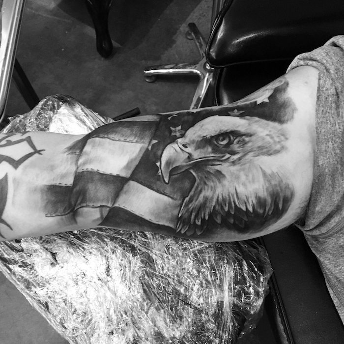 tatouage homme, visite dans le salon de tatouage, dessin en encre, motifs d'animaux, aigle