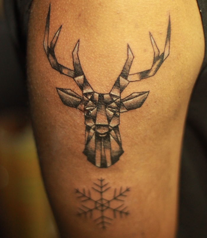tatouage homme, dessin en encre, cerf symbole, motifs d'animaux, tatouage sur l'épaule, design tattoo