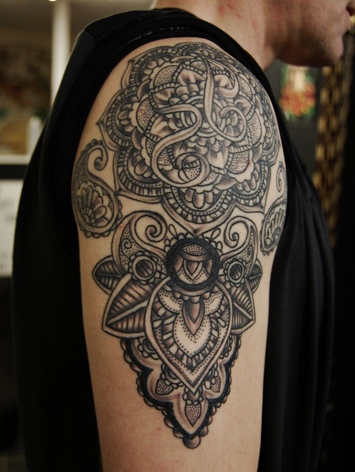 tatouage homme, motifs tribal, les plus beaux tatouages, volutes, motifs floraux, tatouage sur l'epaule
