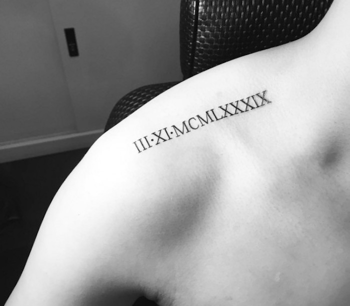  tatouage date en chiffre romain ecriture chiffre tattoo épaule homme