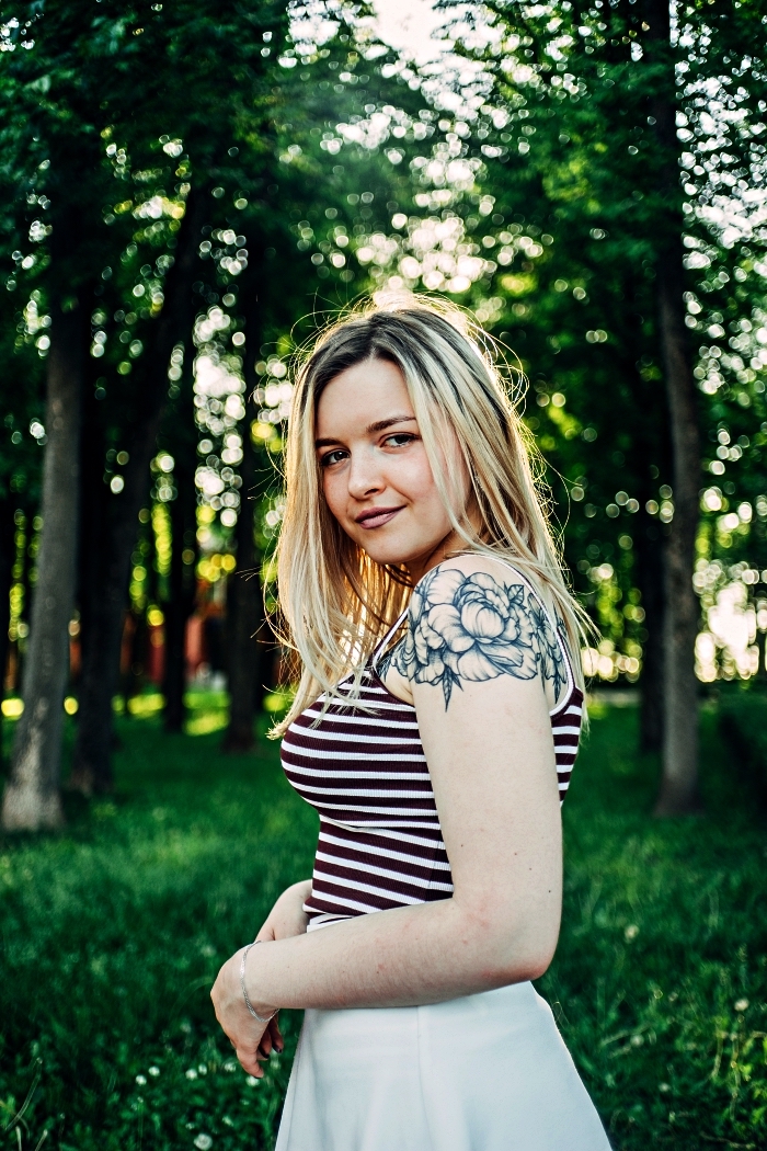 dessin de tatouage épaule femme fleuri tatoué sur l'épaule et le dos, tattoo fleur à design romantique 