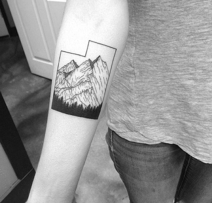 tatouage féminin, tatouage géométrique femme, montagne et forêt de pins