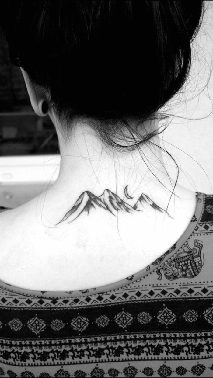 tatouage féminin, montagne et lune tatouées sous la nuque, tatouages discrètes