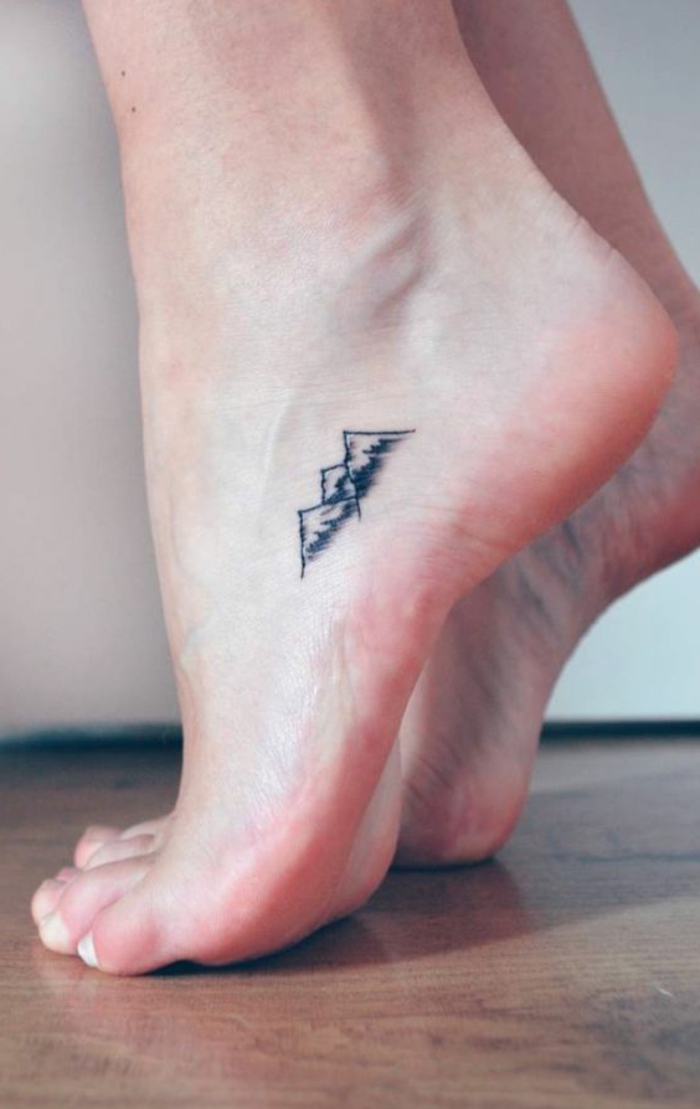 tatouage feminin, mini tatouage montagne au pied, trois cimese montagne
