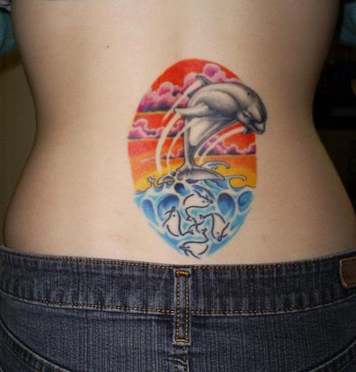 tatouage bas dos dauphin couleurs petit tattoo flipper