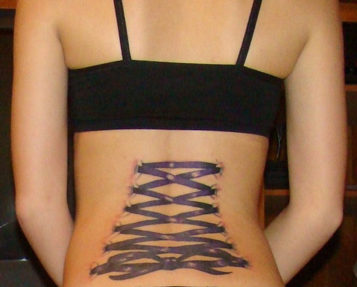 tatouage femme sexy lacets corset tattoo realiste dos