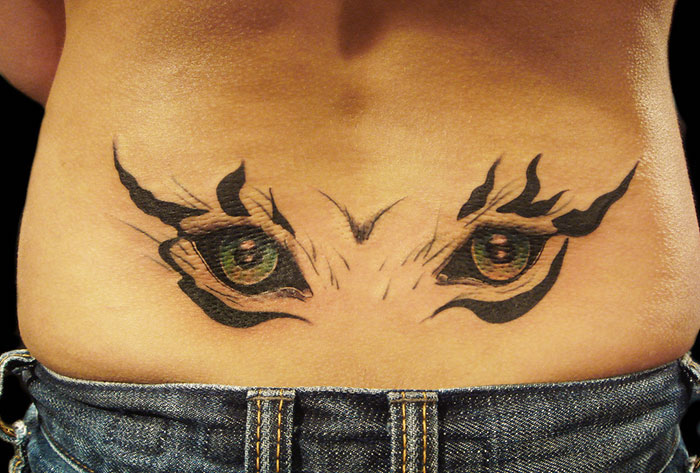 tatouage bas dos femme yeux de chat idée tattoo chats