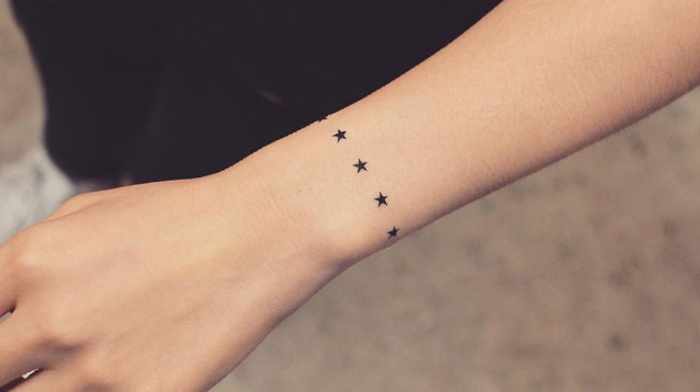 tatouage bracelet poignet femme, étoiles noires en chapelet, idee tatouage feminin
