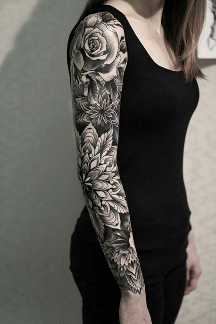 tatouage tout le bras entier tatoo femme fleurs noir et blanc