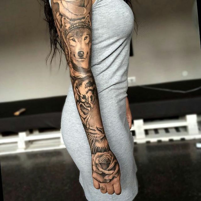 idee tatouage au bras femme epaule poignet tete de loup tattoo rose sur la main