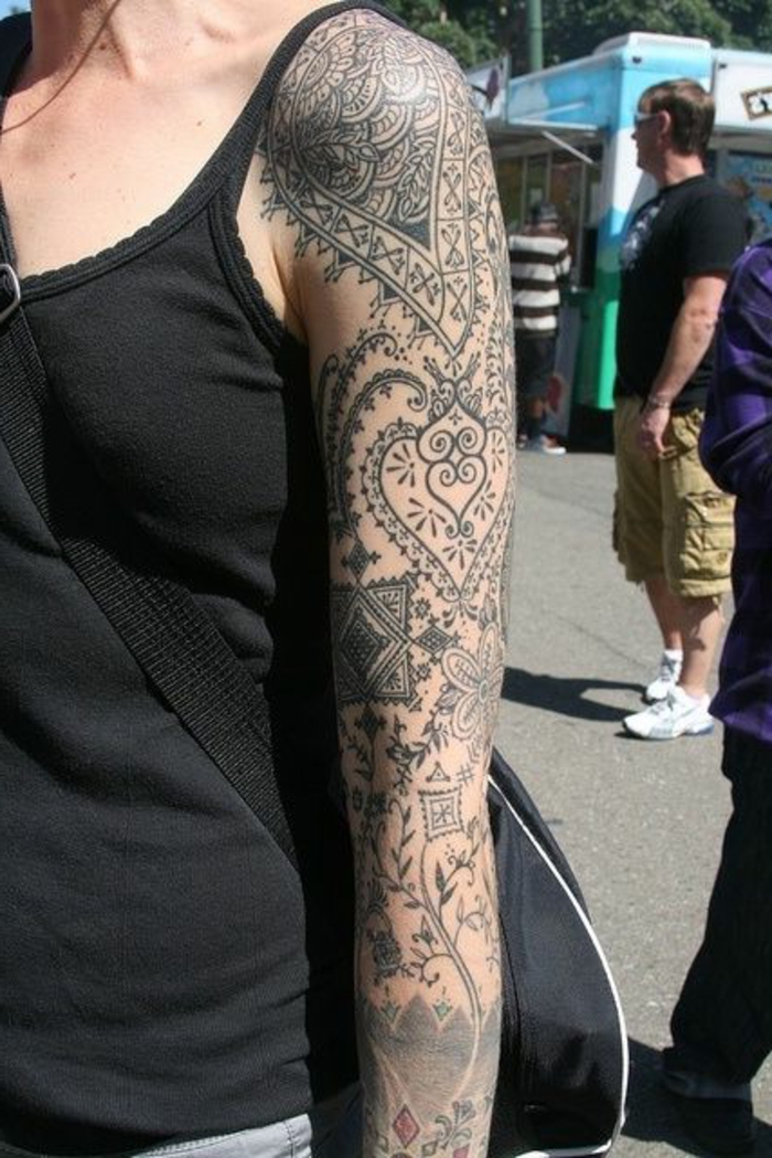 tatouage femme bras, tatouage manchette, plusieurs figures abstraites