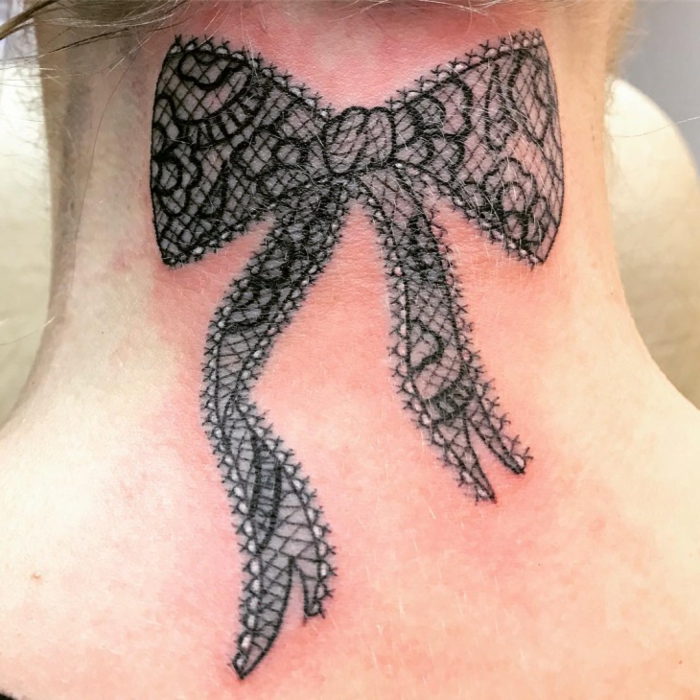 tatouage femme dentelle, ruban en papillon formé de dentelle, dessin noir