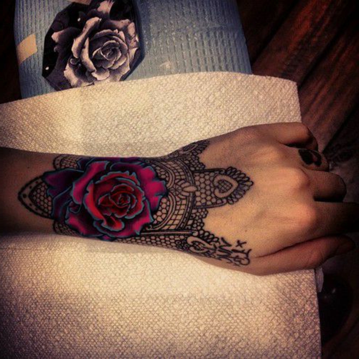 tatouage femme dentelle, jolie rose en lilas et marron, dentelle noire