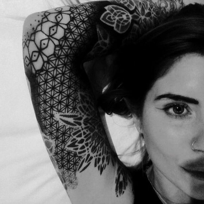 tatouage femme dentelle, dentelles magnifiques sur tout le bras, motif floral