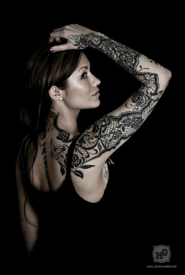 tatouage femme dentelle, tatouage manchette et tatouage dos, fleurs et dentelles