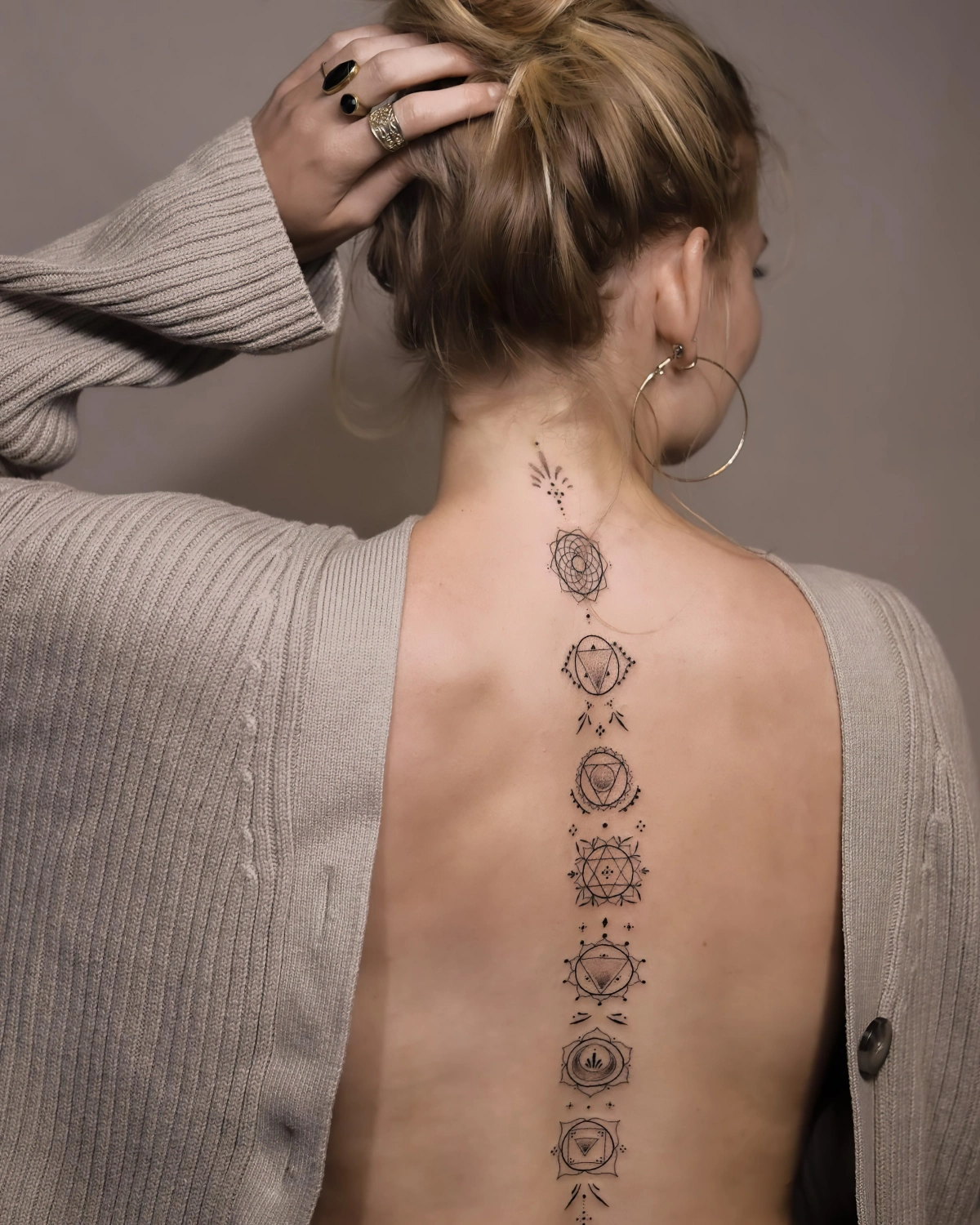 tatouage femme dos et nuque mandala motifs dessin creoles boucles d oreilles