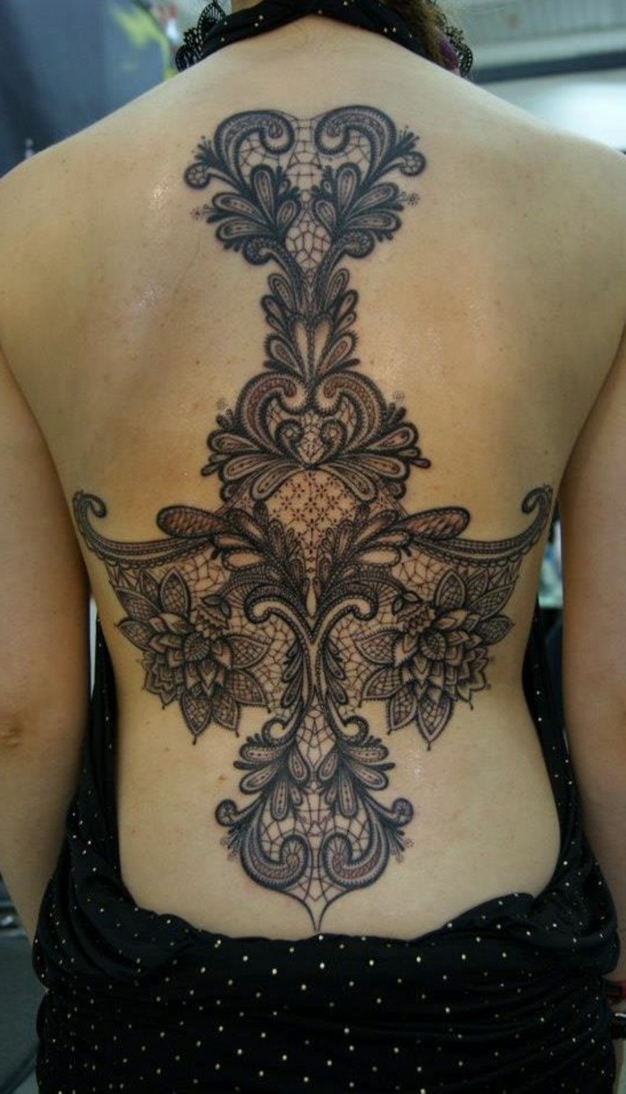 tatouage femme dos, grand tatouage au dos, croix 
