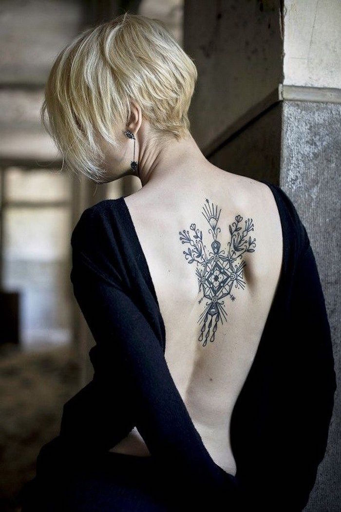 tatouage femme haut du dos noir fleurs lotus bouquet fleur