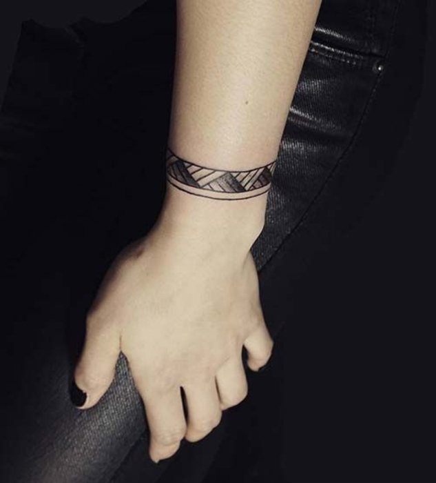 tatouage bracelet encre noir, modele de tatouage femme à motifs géométriques, bande noire