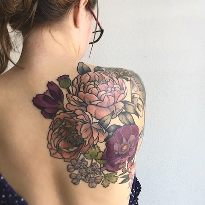 tatouage femme haut du dos tattoo épaule fleurs couleurs 
