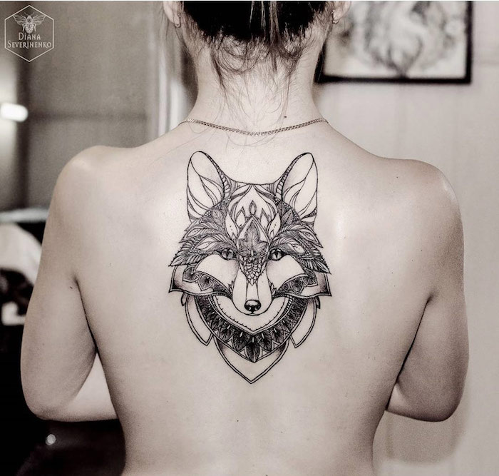 dian severinenko tatouage haut du dos femme tete de loup mandala
