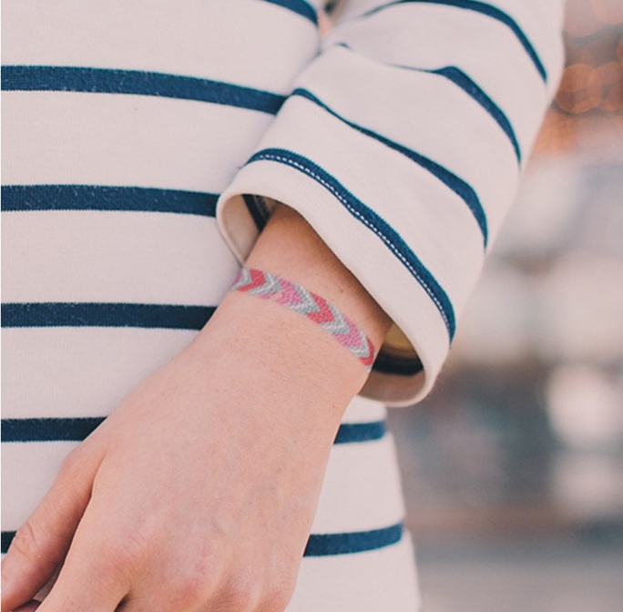tatouage femme, bracelet multicolore, flèches multicolores, tatouage poignet minimaliste, discret