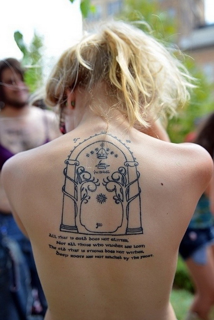 tatouage femme haut du dos tattoo texte citation sexy
