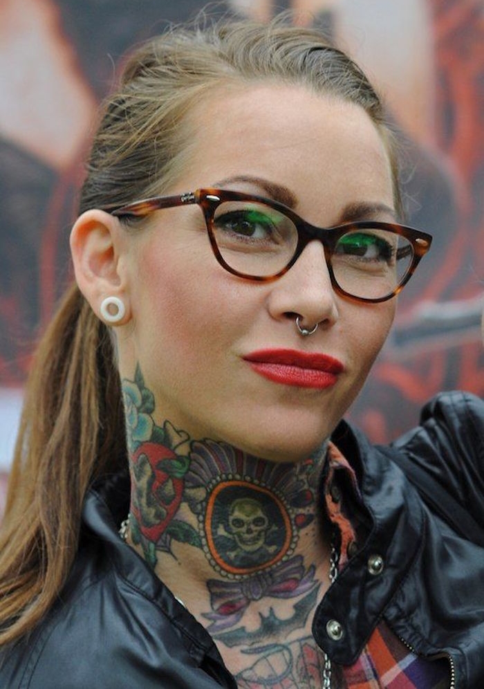 tattoo cou femme hipster tatouages dans la nuque style old school vintage couleurs