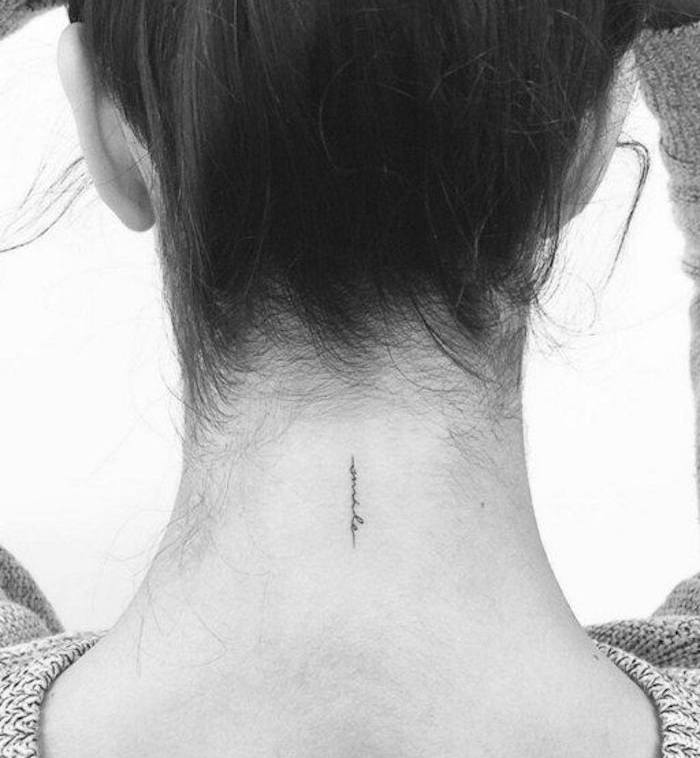 tatouage femme nuque ecriture fin et discret mot tattoo vertical