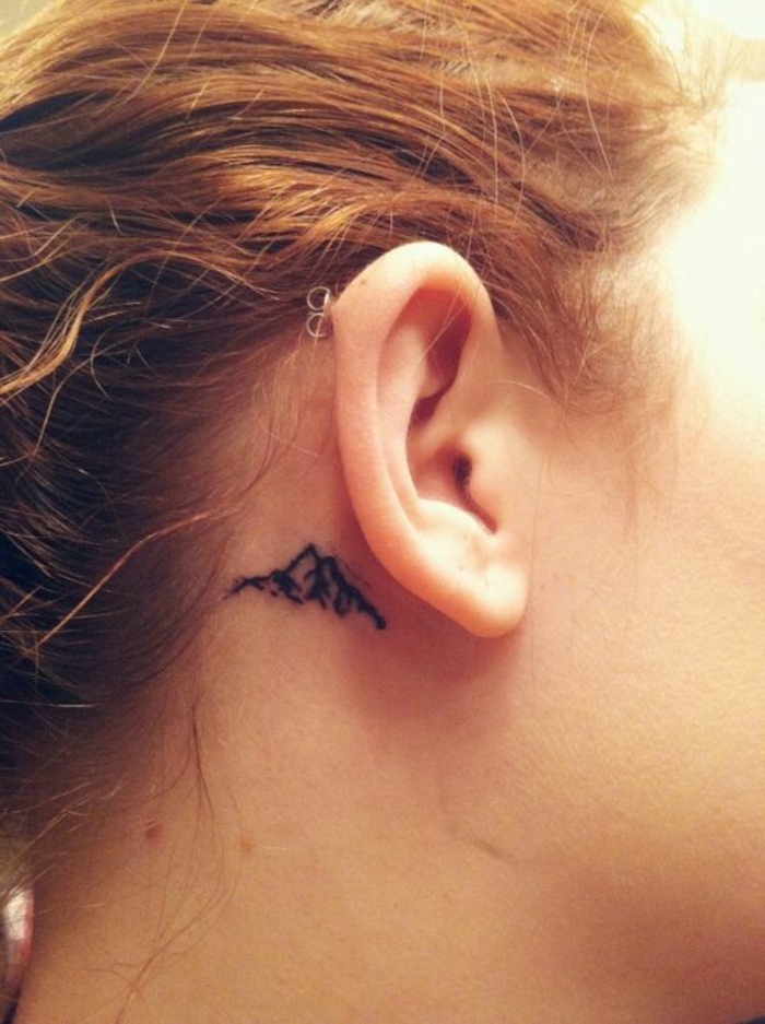 tatouage fin femme, mini tatouage montagne derrière l'oreille, cheveux roux