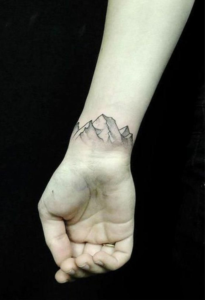 tatouage fin femme, tatouage féminin poignet, tatoo stylé montagnes, tatoo fin femme