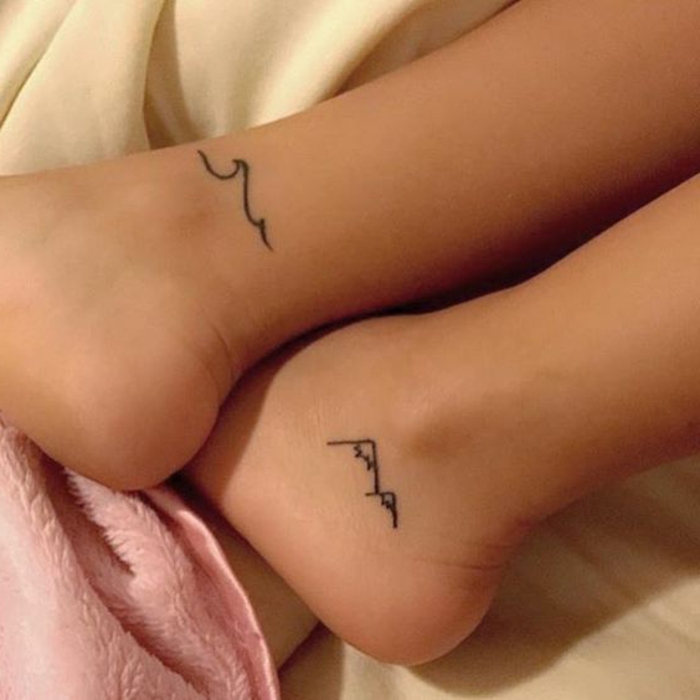 tatouage fin femme, petits tatouages symboliques aux pieds, montagne et vagues