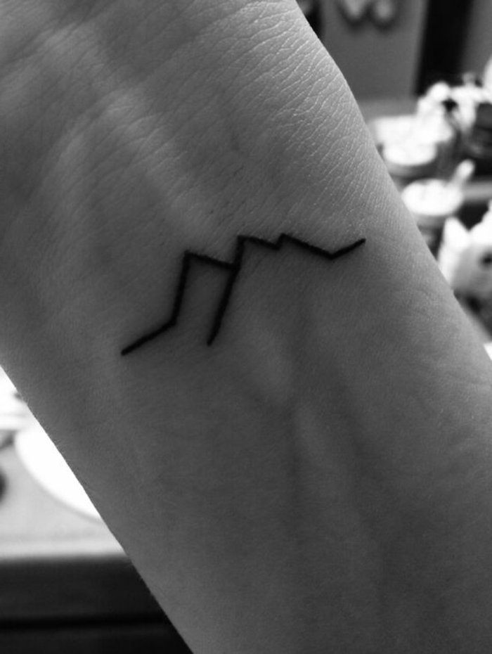 tatouage fin, symbole de montagne tatoué, petits tatouages minimalistes, mini tatouage montagne