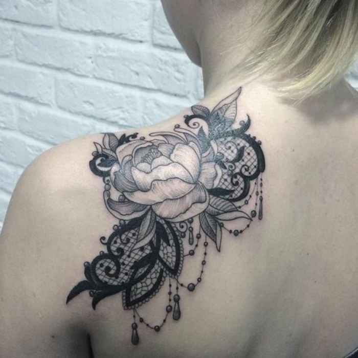 tatouage fleur femme, jolie fleur épanouie à l'épaule - rose et ornements pendants