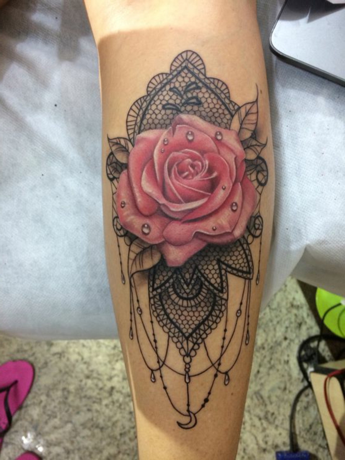 tatouage fleur femme, rose épanouie entourée de dentelle noire