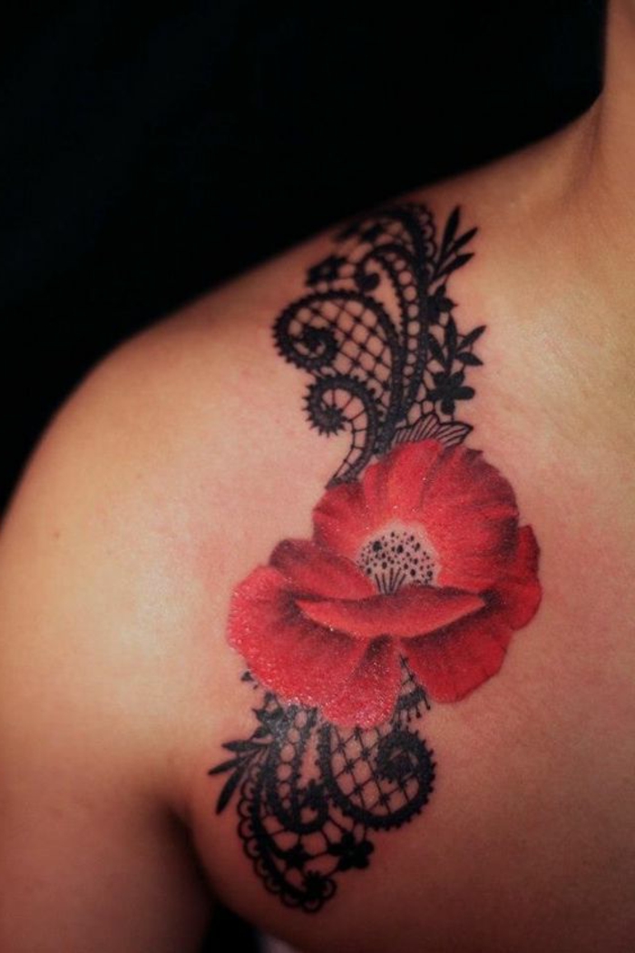 tatouage fleur femme, coquelicot tatoué à l'épaule avec dentelle filet et motifs végétaux