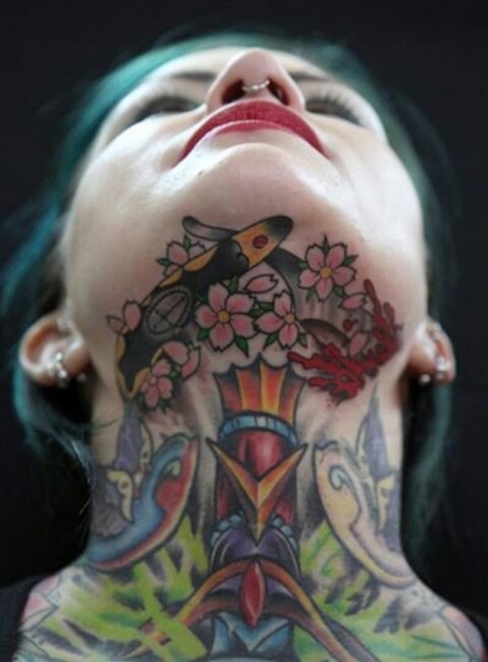 tatouage dans le cou femme vintage tattoo fleurs cerisier menton fille