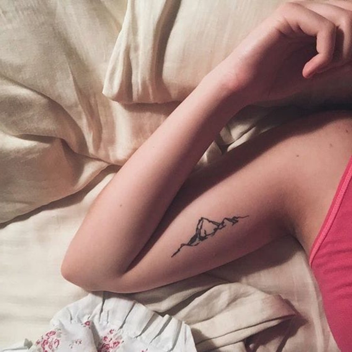 tatouage féminin, dessin montagne, tatouage fin, maillot rose, modèle tatouage minimaliste