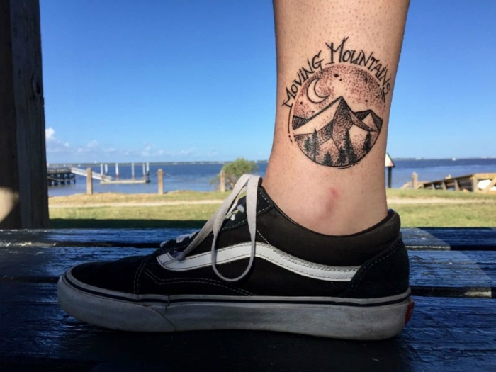 tatoo homme au-dessus de la cheville, forme ronde, sneakers