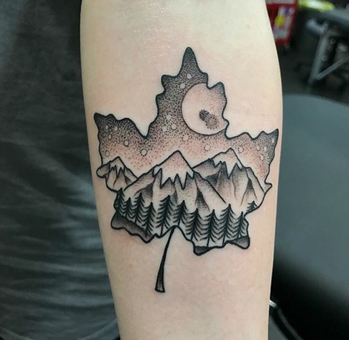 tatouage féminin, feuille, montagne, lune et étoiles, paysage tatoué sur la peau 