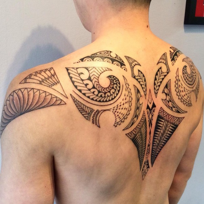 tatouage mandala dos haut tattoo épaule maori tribal polynésien