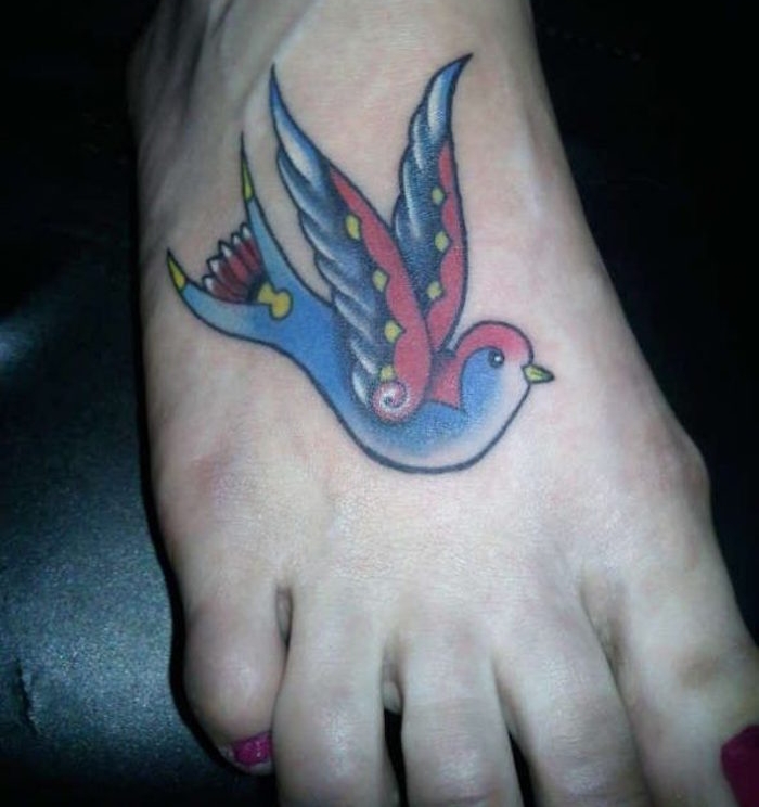 tattoo pied oiseau couleurs motif hirondelle idée tatouage femme
