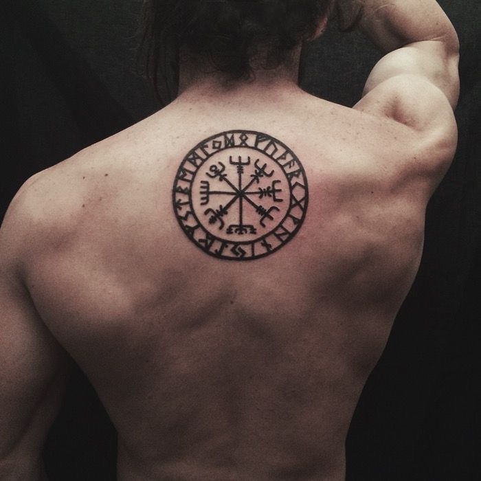 tatouage haut du dos homme symbole vegvisir rond circulaire