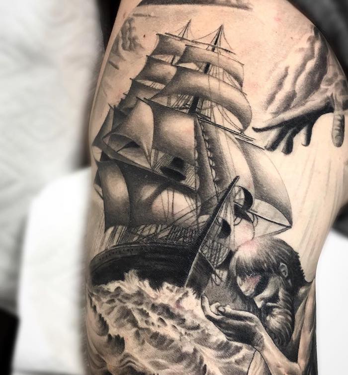 tatouage avant bras, design tattoo épaule, bateau à voile, dessin en encre, tempête dans le mer