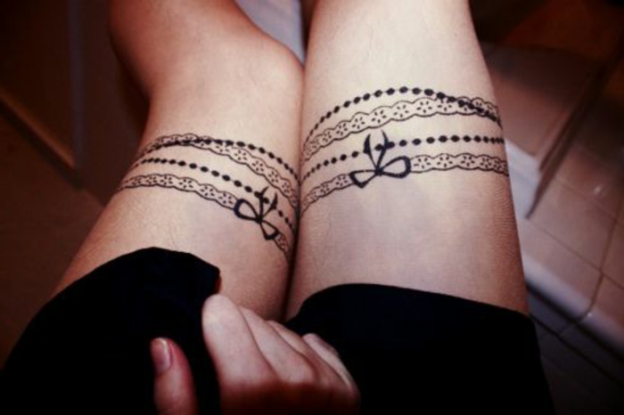 tatouage jambe femme, dentelles tatouées aux jambes avec de petits rubans