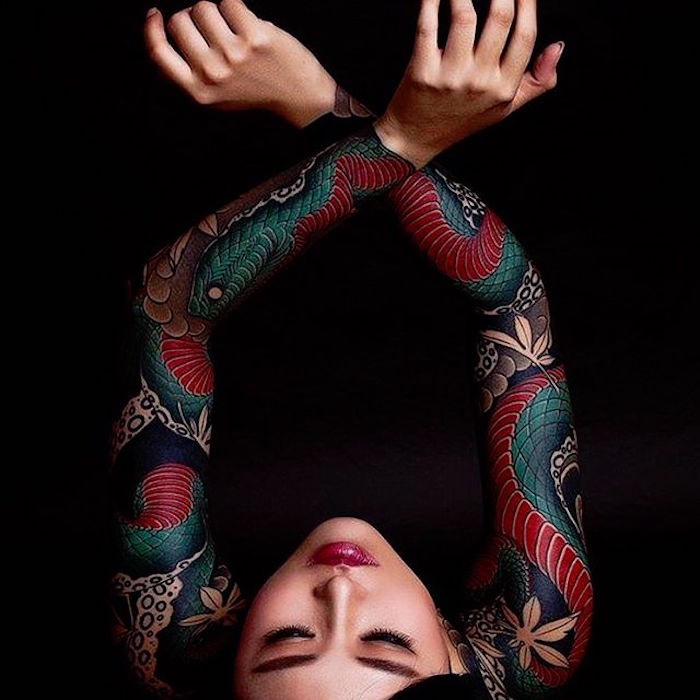 tatouage japonais femme bras entier manches serpent symbole japon 